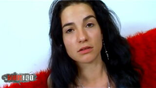 Gola profonda, scopata, doppia penetrazione &#8211; ragazza bruna con piccole tette che si fa scopare nel culo