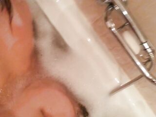 asmr sentitemi mentre lo pompo come un cagna e il mio orgasmo nella vasca quando mi grilletto la pas