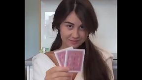 Juego de cartas que termina mal para la hotwife