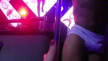 Fomos conhecer a primeira balada nudista de São Paulo e fizemos um gang com 2 caras na cabine!