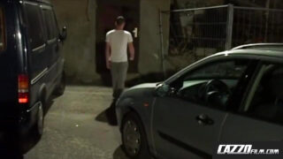 Orgie amateur faite maison : Lucas Knowles et Leo Yankho ligotés et dominés dans une intense sodomie de groupe