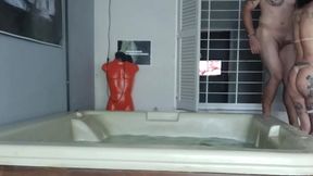 primeiro dia de trabalho empregada da sauna faz putaria na piscina com gogoboys