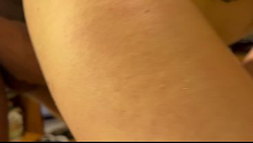 Malandro comendo esposa do amigo corno no carnaval