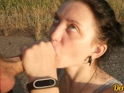 красотка сосёт член на дороге и получает много спермы на милое личико