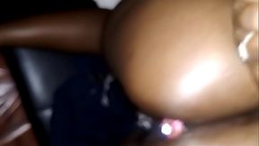 Adoro ser torturada, Amarrada com o plug no cu e algemada