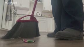 Giantess Ends Three Tinies Cleaning Kitchen