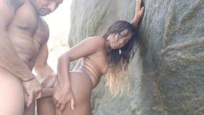 levou a amiga safadinha para fuder na praia