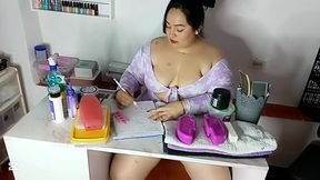 mirando bajo la falda de mi manicurista, que cono tan suave y caliente tiene!