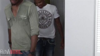 Getatoeëerde zwarte mannen met enorme penissen worden oraal bevredigd en in de 69-positie genomen door gretige homoseksuele hoeren, met als gevolg een rommelige zaadlozing.