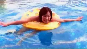Joven Japonesa Recta En Bikini Nadando Con Deseo