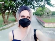 Joven Sissy Puta Caminando en un Parque Publico y mostrando el Culo