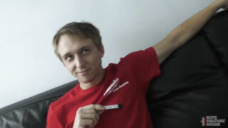 Tineri gay nerăbdători sug puli uriașe, apoi fac plimbări anale fără șa, terminând cu ejaculări explozive