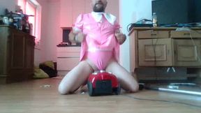 SklaveAndreas fickt als Sissy den Staubsauger