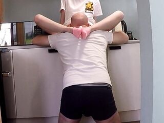 Przyrodnia siostra dostaje ładunek spermy prosto w swoją ciasną cipkę (PED SOCKS)