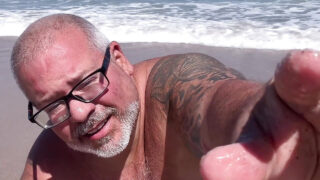 Mogen hårig björns feta bubbelröv knullad hårt av en stor kuk i explosiv cumshot