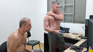 2 heteros jogando pelados