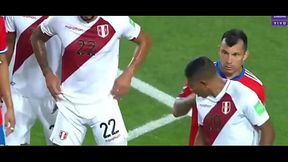 Futbolista de Per&uacute_ mostrando sus abdominales