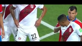 Futbolista de Per&uacute_ mostrando sus abdominales