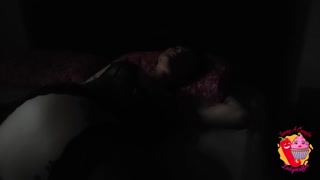 Ladymuffin si masturba a letto