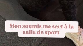 Mon soumis me sert à la salle My submissive serves me at the gym