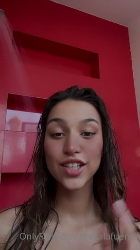 Fitness teen shows off her big ass and bubble butt at the gym