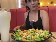 LA INVITÉ A COMER ENSALADA PERO CON LA CONDICIÓN DE QUE USARA MI SALSA ESPECIAL