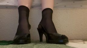 Foot Ignore - Stripping down from heels to bare soles