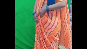 Indian bhabhi ki Saree change karte hue chupke Se banai video