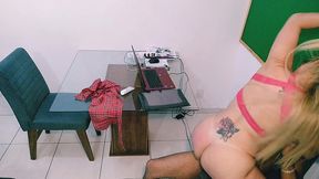 aluna safada deu para o professor no intervalo ! dentro da sala de aula .. loira gostosa