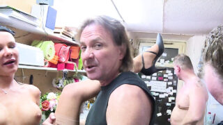 Big George baise analement la superbe Européenne Anna Von Freienwalde jusqu'à un orgasme tremblant