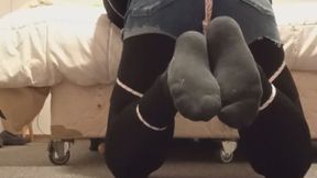 Crossdresser en posición frogtied totalmente inmovilizado