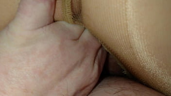 Nylonjunge fingert meine behaarte Fotze