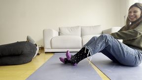 jugamos a las cosquillas y luego tenemos una lucha libre de pies