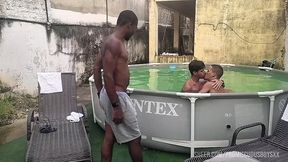 sexo na piscina, 3 amigos num dia quente e com muito tesao .