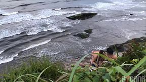 Transei com a loura gostosa na praia e fomos pegos no flagra