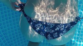 dans la piscine