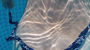 dans la piscine