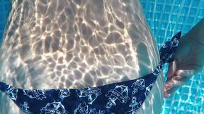 dans la piscine