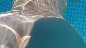 dans la piscine