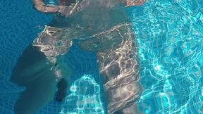 dans la piscine