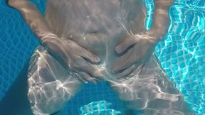 dans la piscine