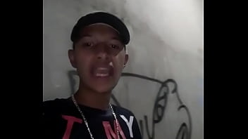 MC Nemzola cantando muito