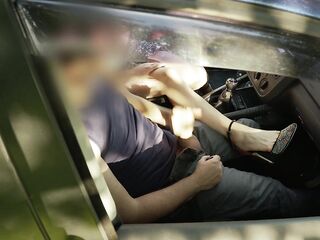Elle invite ce voyeur dans sa voiture, il s en souviendra toute sa vie.