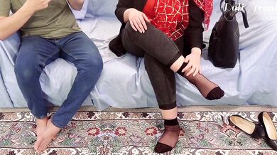 فیلم سکس م-ا-م-ا-نش با یه مرد غریبه رو تو گوشی زن ع-م-و-ش میبینه،اولش عصبا-نی میشه ولی بعد...