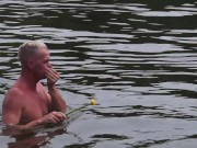 отсосала огромный член прохожему в лесу