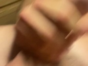 Hombre musculoso se hace un buen pajote delante de tu cara