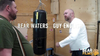 Пухлый волосатый медведь Адам Сноу с пирсингом делает небрежный минет, после чего его толстую задницу жестко трахают в интенсивном фетиш-порно от первого лица.