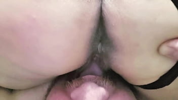 Empregada gozando na boca do patr&atilde_o e patr&atilde_o goza na empregada no 69. Foi lambida e chupada at&eacute_ n&atilde_o aguentar.