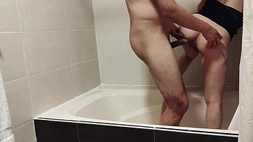 Torpes en la bañera, pero qué rica metida de verga me dio