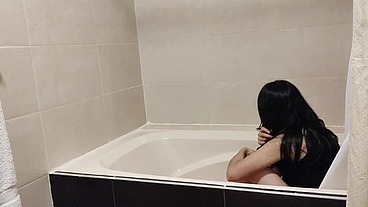 Torpes en la bañera, pero qué rica metida de verga me dio